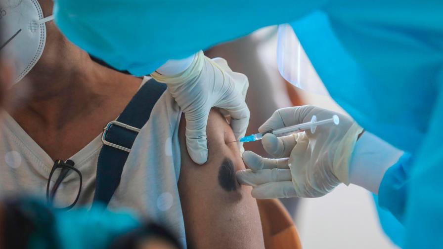 Denuncian hombre por intentar vacunarse con un brazo de silicona 