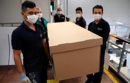 Camas de hospital que se pueden convertir en ataúdes, alternativa en Colombia