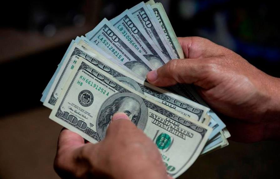 El dólar estadounidense y el bolívar venezolano, la extraña pareja
