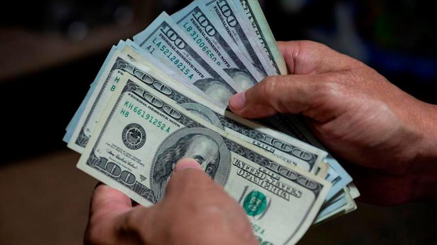 El dólar estadounidense y el bolívar venezolano, la extraña pareja