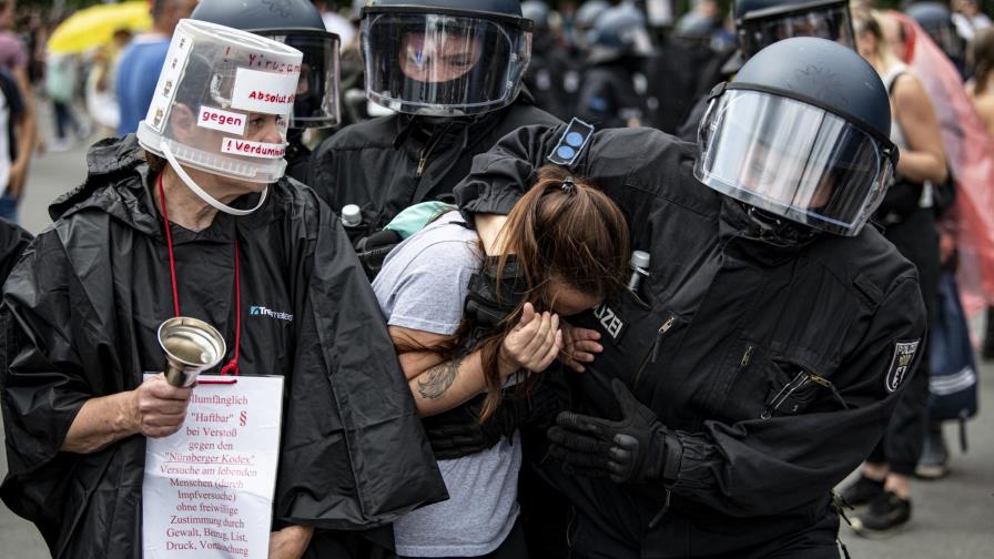 Miles protestan en Alemania por medidas de COVID-19