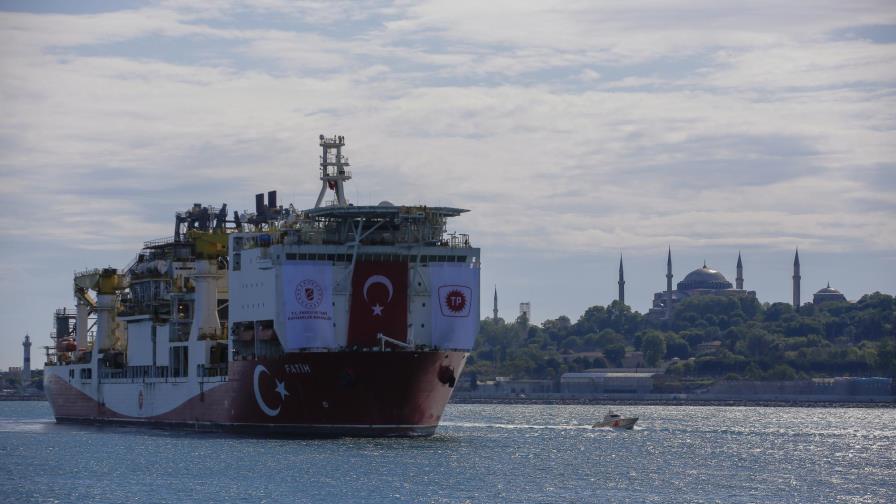 Fuerzas turcas entrenan en mar Egeo en momento de tensiones