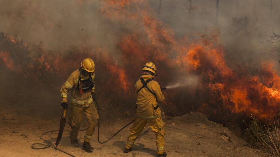 Bomberos luchan contra llamas en provincia argentina Córdoba
