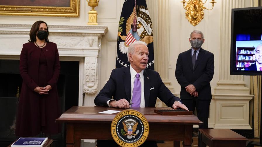 Biden firma órdenes ejecutivas para combatir el COVID-19