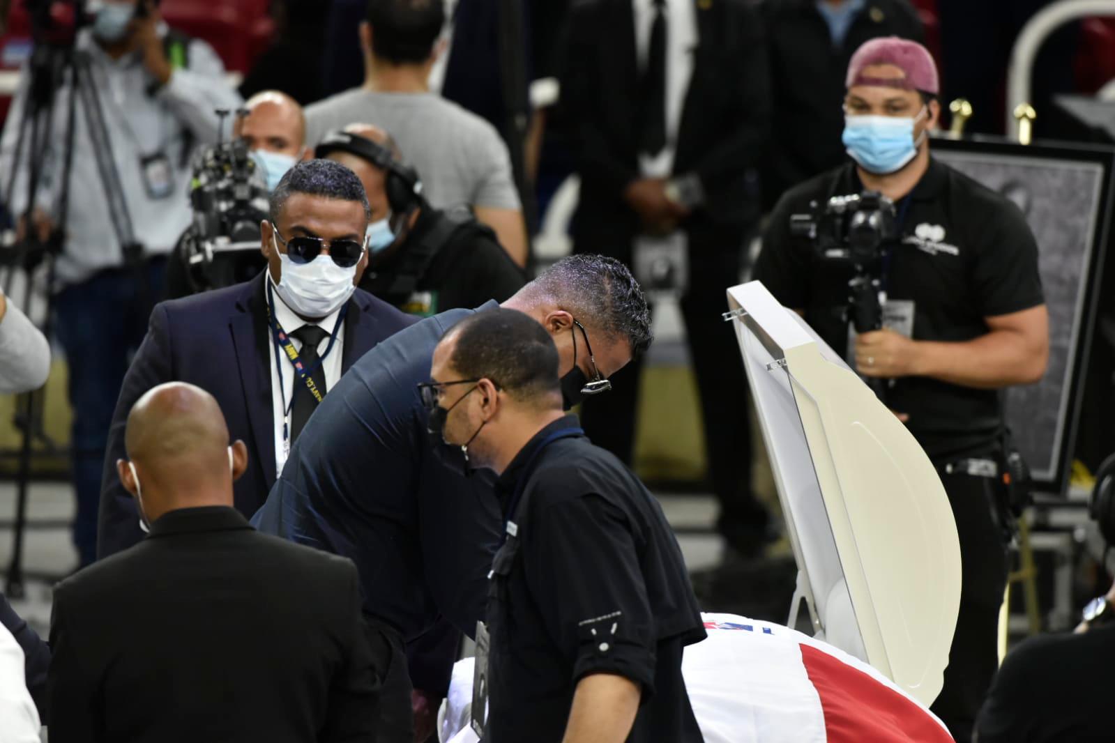 Jandy Ventura observa el cadáver de su padre.  (Foto: Massiel Becco/ Diario Libre)