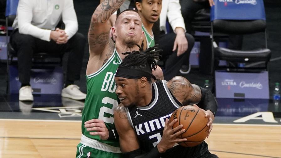 Fox anota 26, Kings vencen a Celtics plagados de bajas