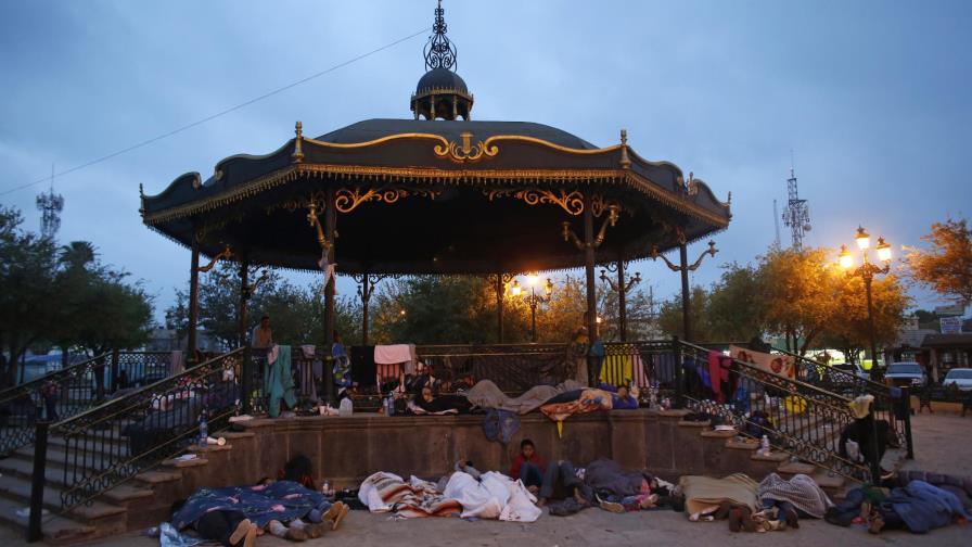 Familias migrantes expulsadas de EEUU evalúan sus opciones