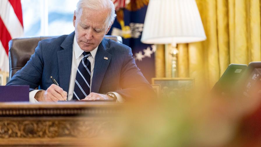 Biden firma paquete de rescate económico