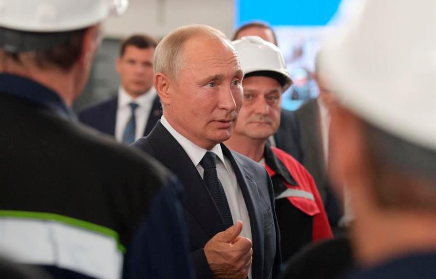 Putin exhibe poderío naval de Rusia con la puesta en quilla de seis buques