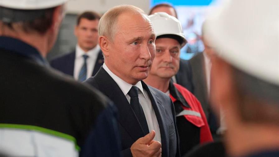 Putin exhibe poderío naval de Rusia con la puesta en quilla de seis buques
