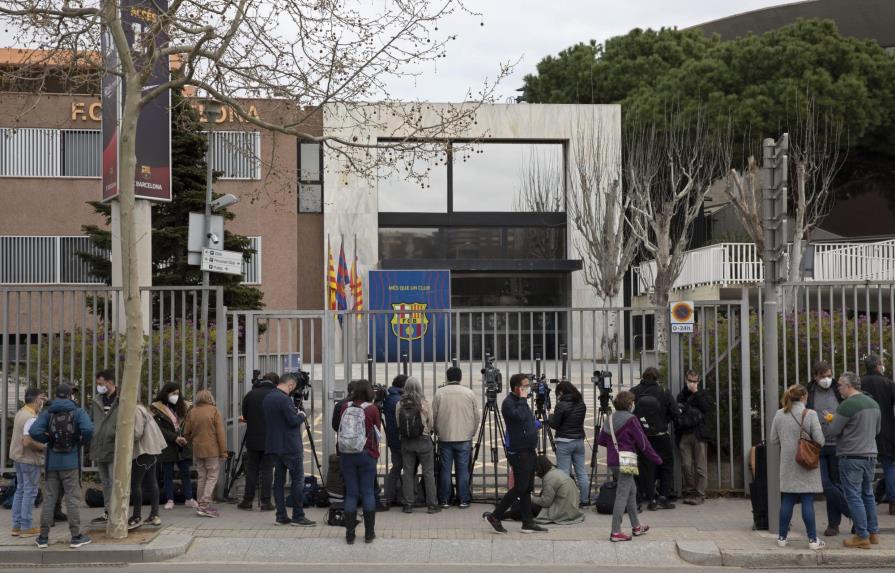 Policía detiene a exdirigentes del Barcelona en registros