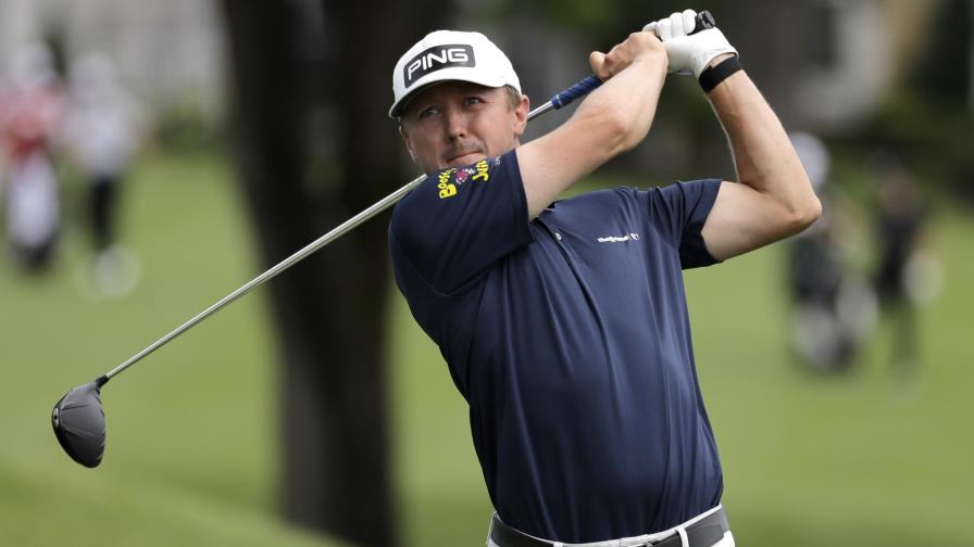 Hughes lidera Travelers Championship; hoyo en uno de Ancer