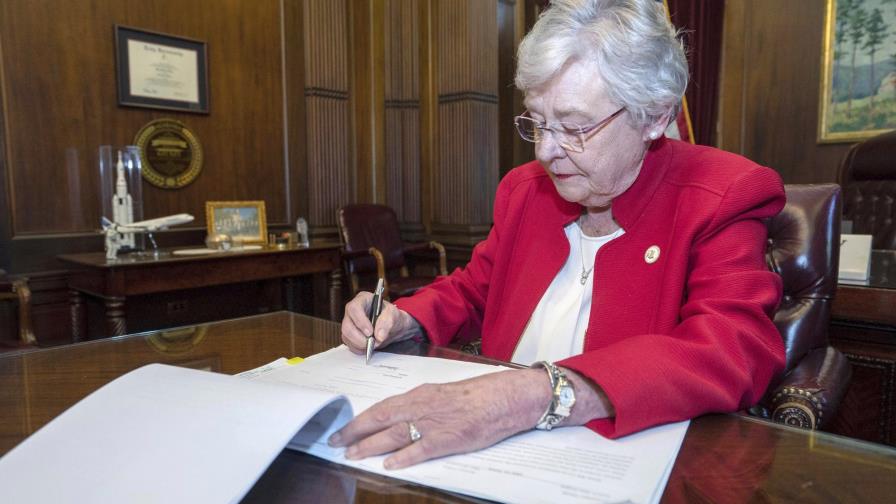 Juez federal bloquea ley de Alabama que prohíbe el aborto