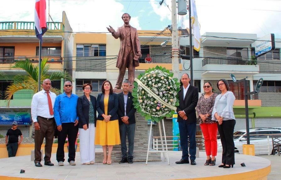 Aclaran que en parque de Salcedo hay una estatua de cuerpo completo de Duarte