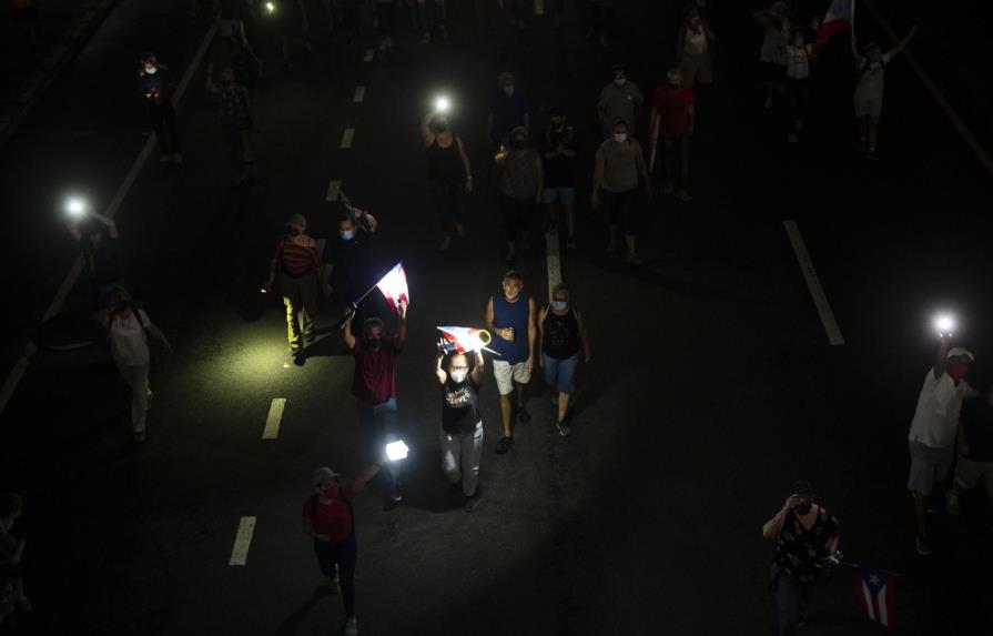 Miles marchan en Puerto Rico en protesta por apagones