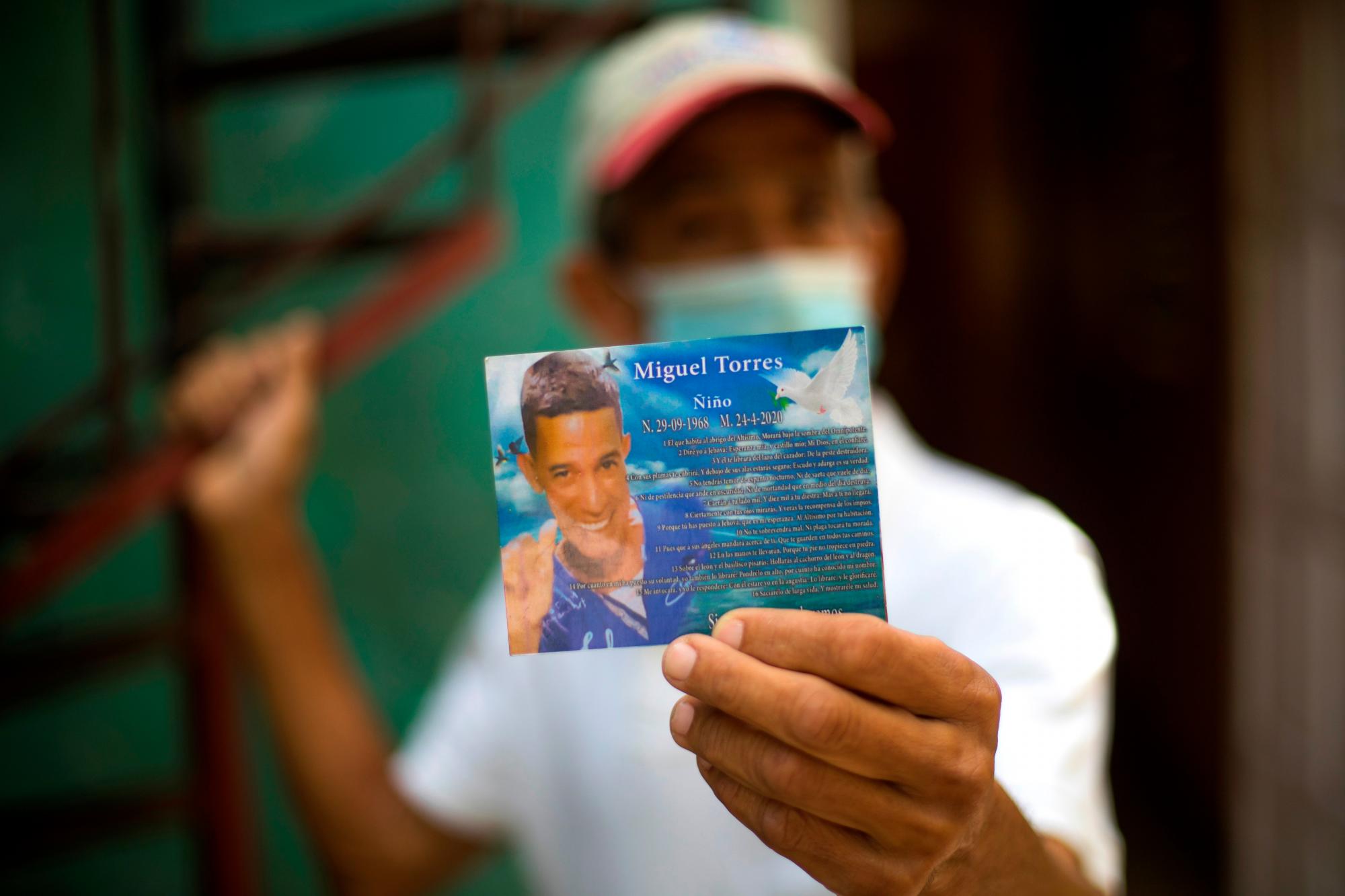 Juan muestra una fotografía de su amigo Miguel Torres el 7 de septiembre de 2020, en Santo Domingo (República Dominicana). 