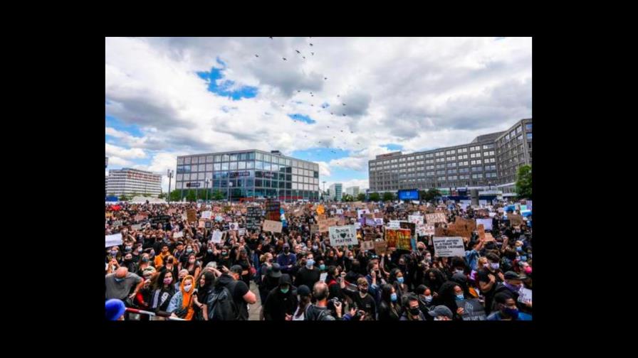 Detenidos y heridos por altercados tras manifestaciones pacíficas en Berlín Detenidos y heridos por altercados tras manifestaciones pacíficas en Berlín