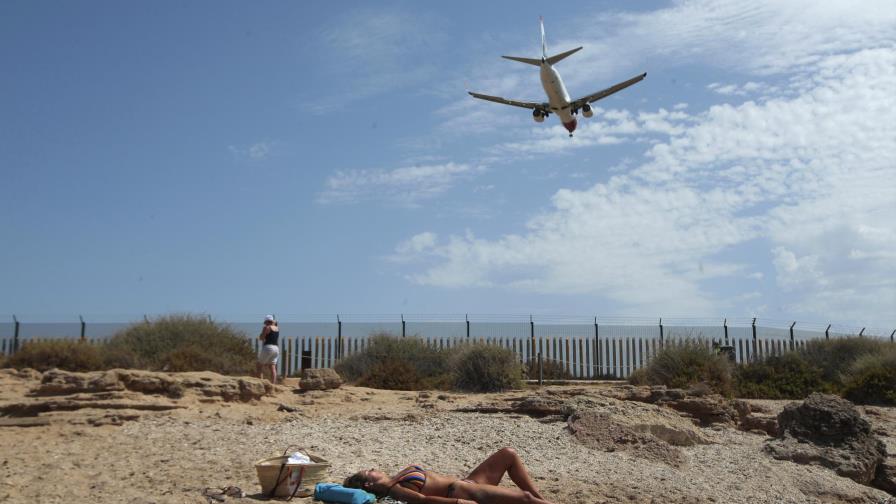 Islas españolas advierten a turistas cumplir restricciones