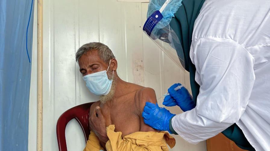 Bangladesh vacuna a refugiados rohinya ante brote del virus