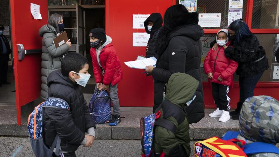 Escuelas de EEUU suspenden y reanudan clases presenciales