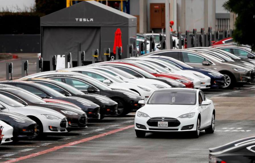 Hombre compra 28 autos eléctricos por “accidente” en Alemania 