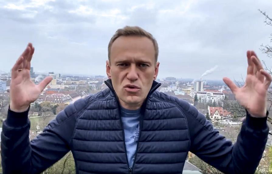 Advierten arresto de Navalny cuando regrese a Rusia