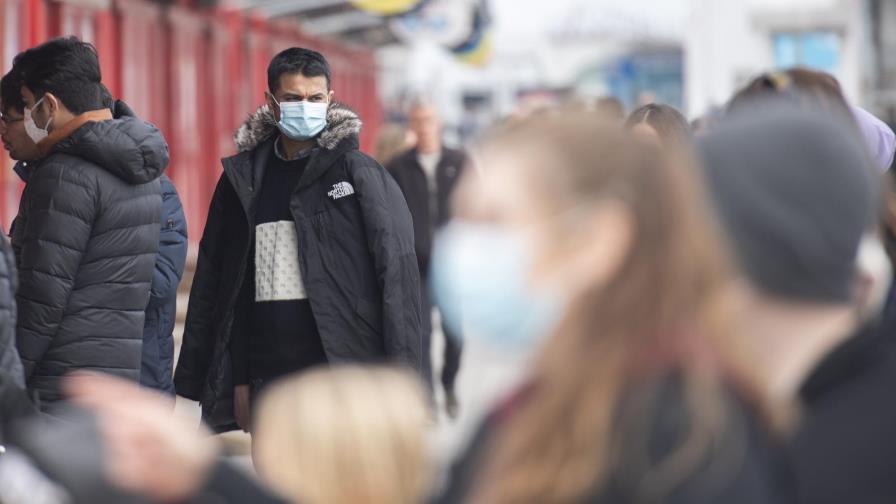 Toronto cierra escuelas por repunte de casos de COVID-19