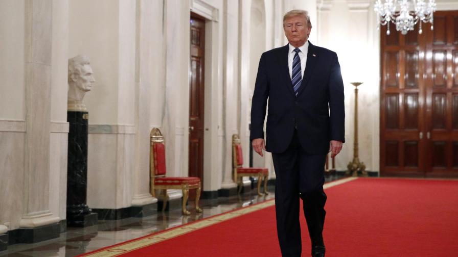 Libro de autor anónimo describe a Trump como incompetente