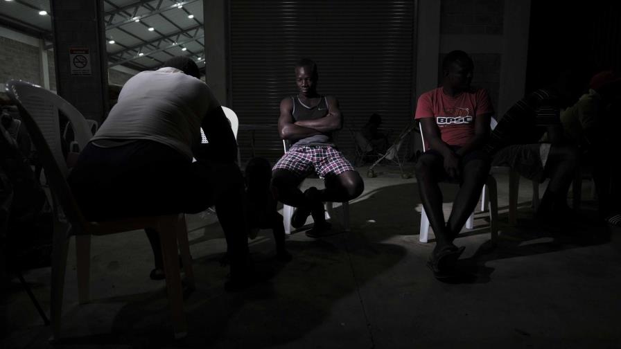 Familias haitianas deambulan a pie por Costa Rica camino a Estados Unidos