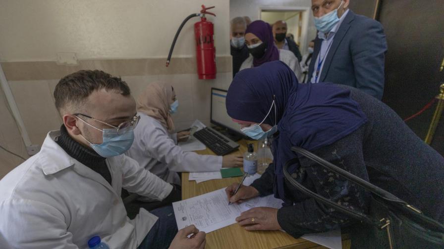 Palestinos lanzan campaña de vacunación contra COVID-19
