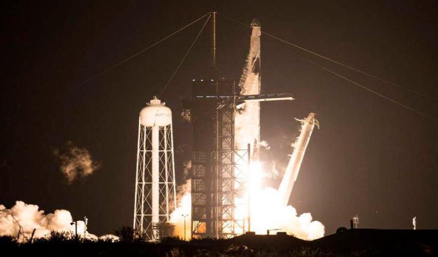 Un avión en pleno vuelo hace abortar despegue de cohete de SpaceX en Florida