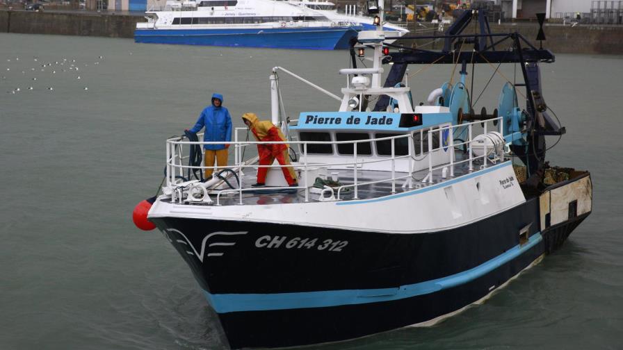 Francia ofrece aplazar disputa pesquera con Gran Bretaña