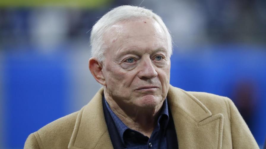 Jerry Jones suaviza su postura sobre el himno nacional
