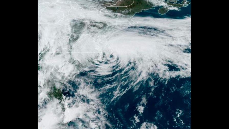 Arthur se aleja de EEUU y avanza hacia aguas abiertas del Atlántico
