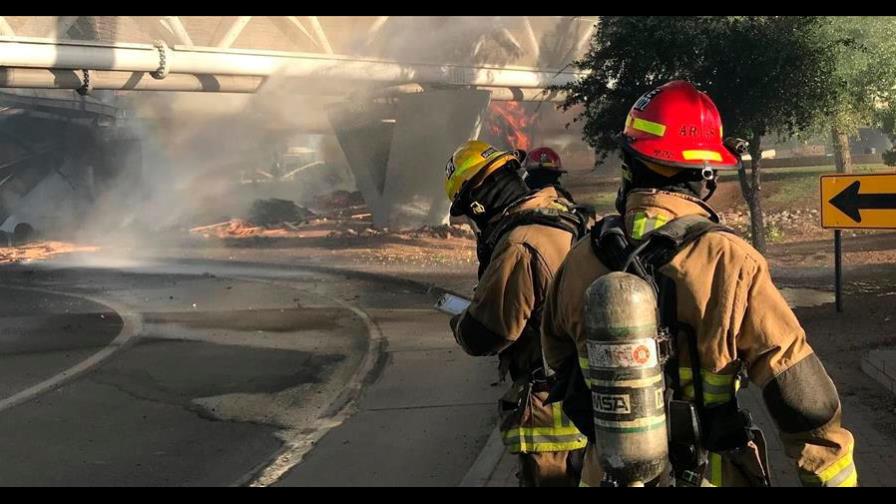 Tren se descarrila sobre un puente en Arizona y causa gran incendio Tren se descarrila sobre un puente en Arizona y causa gran incendio