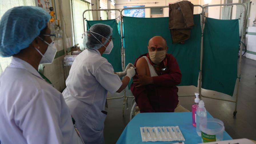 India autoriza dos vacunas contra el COVID-19