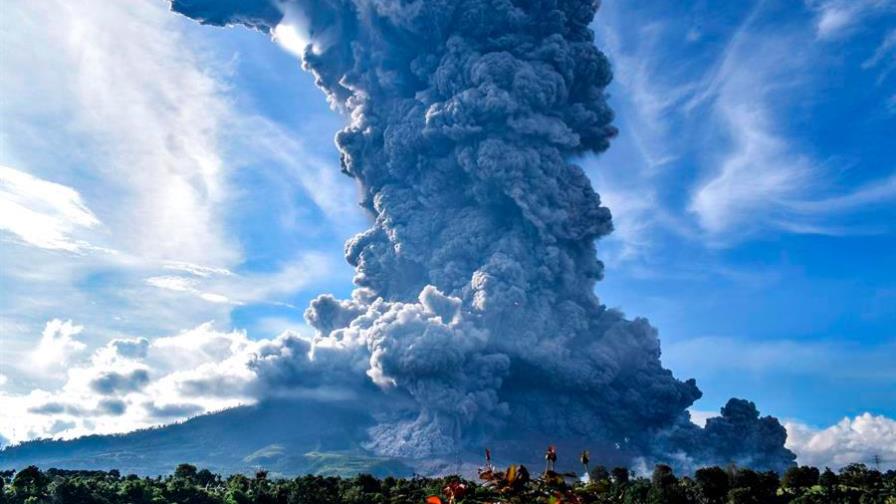 El volcán indonesio Sinabung expulsa una columna de ceniza de 4.500 metros