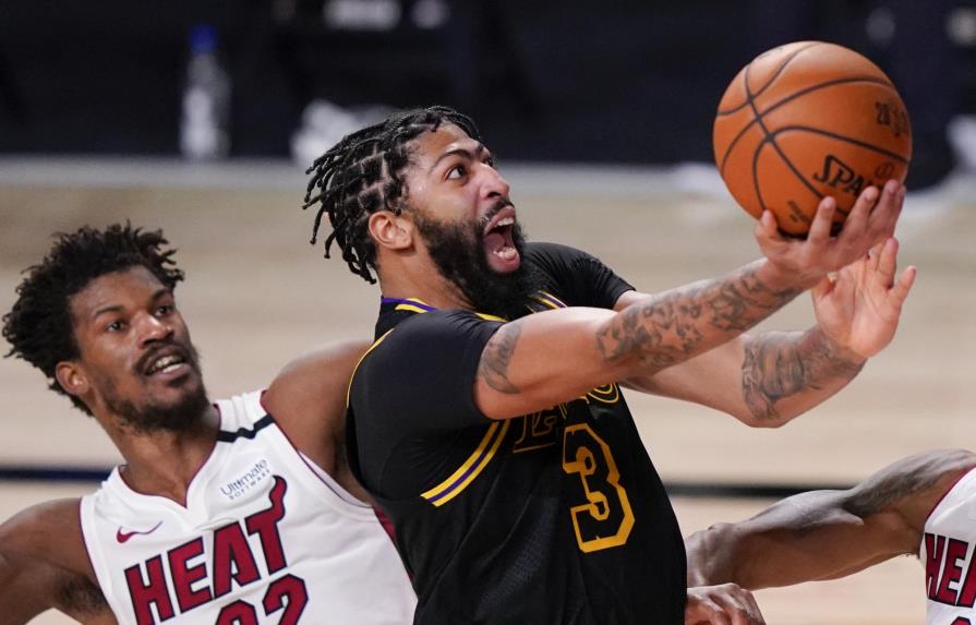 Davis pacta por 5 años para seguir con Lakers
