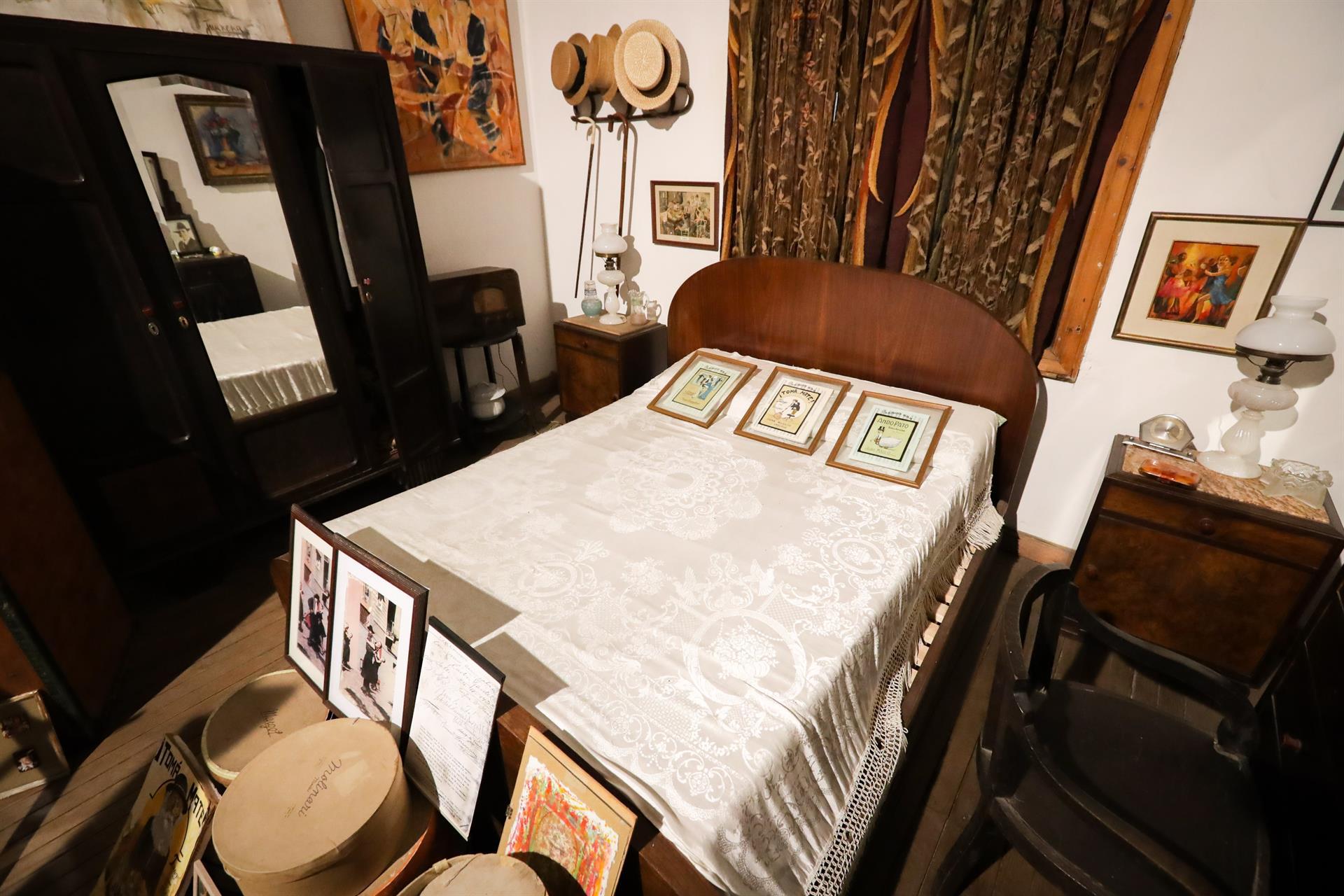 La cama tendida, tres sombreros colgados en un perchero y recuerdos del autor de Mi Buenos Aires querido, incluida la factura que debió abonar y que incluye una ll en su apellido (Gardell).  EFE