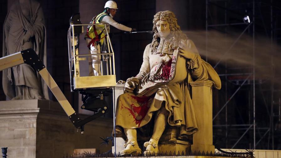 Imputan y multan a activista negro que rayó estatua en París