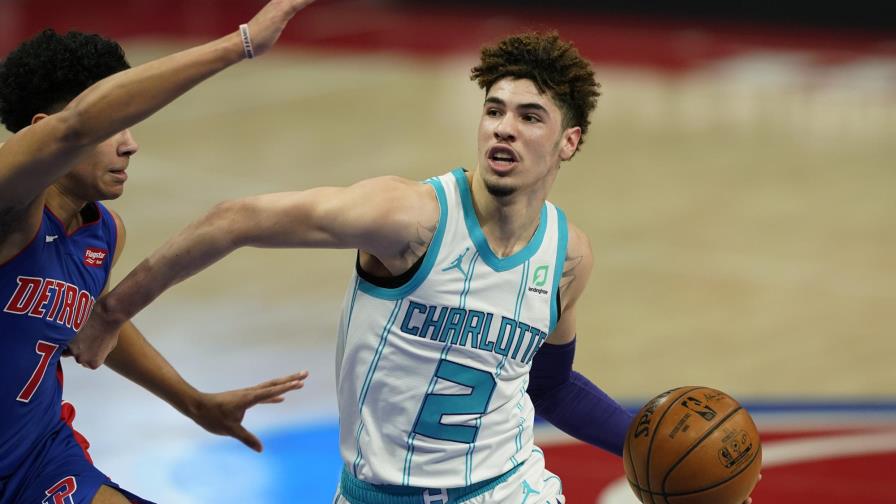 Hornets se sostienen para vencer a Pistons