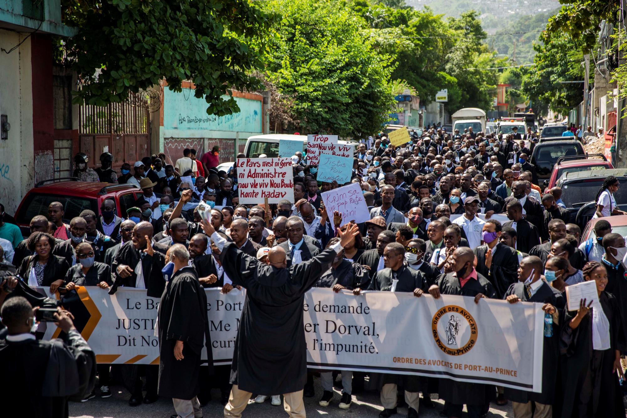 Decenas de abogados participan de una marcha contra la inseguridad y en repudio al asesinato del presidente del Colegio de Abogados del país, Me Monferrier Dorval, hoy, en las calles de Puerto Príncipe (Haití). (EFE/ Jeanty Emmanuel)