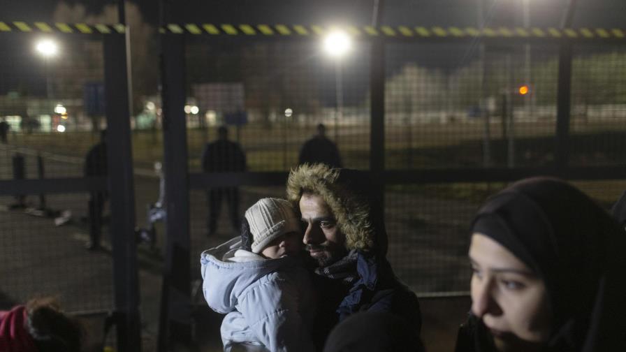 Serbia traslada a migrantes lejos de la frontera con Hungría Serbia traslada a migrantes lejos de la frontera con Hungría