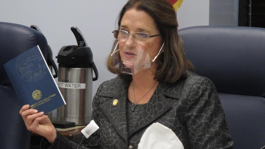 Alaska Airlines veta a senadora por no portar mascarilla