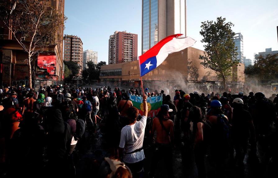 Una marcha festiva aviva las protestas en Chile tras casi 100 días de crisis