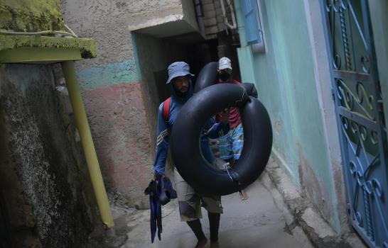 Para sobrevivir, venezolanos desafían el mar en cámaras