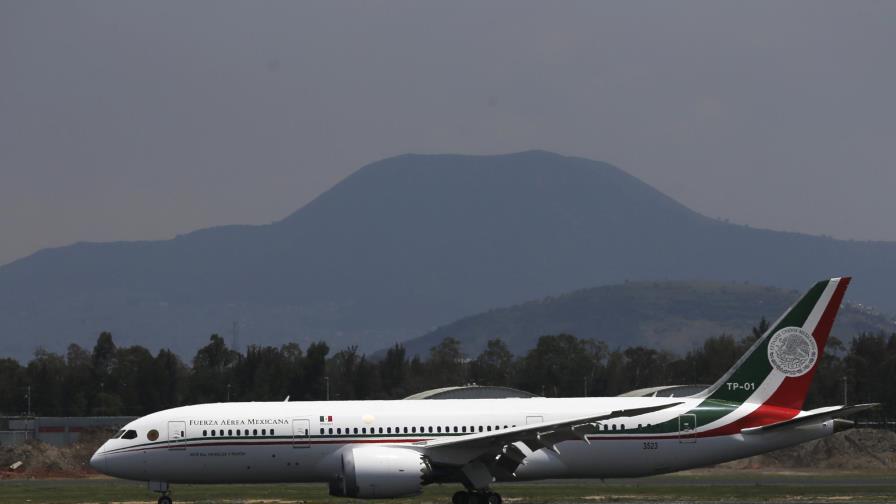 Regresa a México avión presidencial, avanza su venta