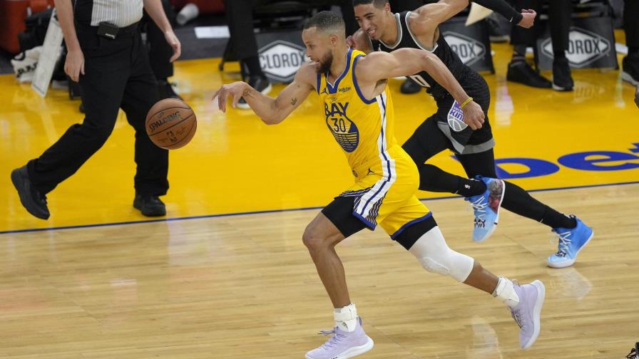 Curry bate un récord de la NBA con 85 triples en un mes