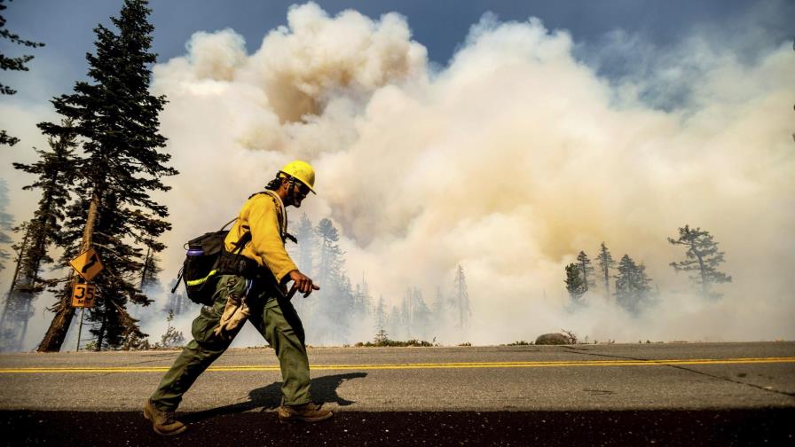 Vientos avivan incendio forestal hacia ciudad de California