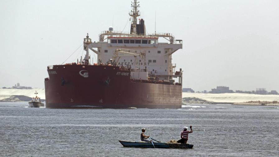 Egipto: Buque de carga se vuelca y bloquea Canal de Suez